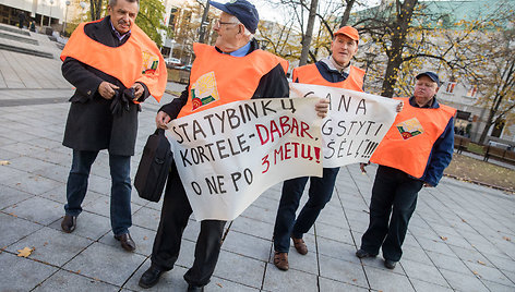 Piketas: „Statybininkų kortelę dabar, o ne po 3 metų"