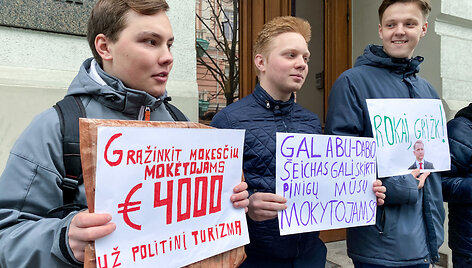 Protesto akcija prie Susisiekimo ministerijos