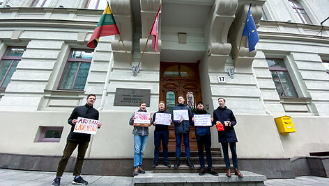 Protesto akcija prie Susisiekimo ministerijos