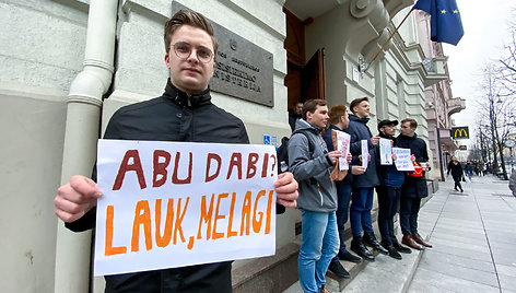 Protesto akcija prie Susisiekimo ministerijos