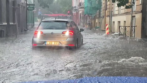 automobiliu-per-nuo-liuties-patvinusi-vinliaus-senamiesti