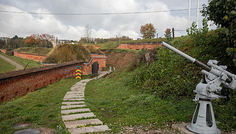 Karo technikos ekspozicijos apžiūra Kauno tvirtovės VI forte
