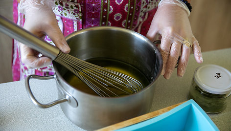 Kristina Šilinskienė rodo, kaip pasigaminti natūralų muilą