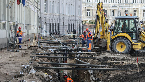 Archeologai tyrinėja rekonstruojamą Šventaragio gatvę.