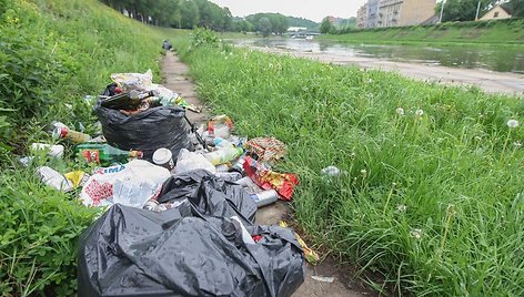 Šiukšlių maišai nugulė pakrantę šalia Žaliojo tilto