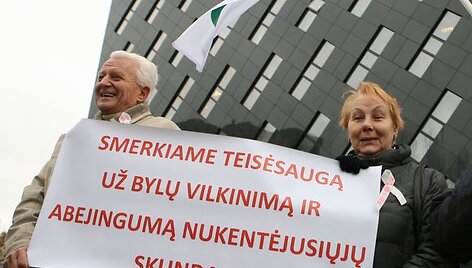 Jungtinio demokratinio judėjimo atstovai piketuodami i&scaron;rei&scaron;kė nepasitenkinimą prokuratūros darbu.