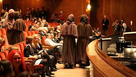Pilna Nacionalinio operos ir baleto teatro salė ketvirtadienio vakarą stebėjo neįprastą reginį &ndash; muzikos ir kino sintezę &bdquo;Žanos d&lsquo;Ark aistra&ldquo;. Taip buvo atidarytas &scaron;ių metų Europos &scaron;alių kino forumas ,,Scanorama&rdquo;.