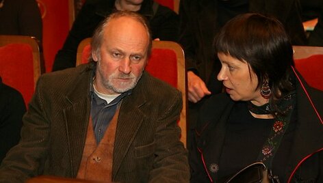 Pilna Nacionalinio operos ir baleto teatro salė ketvirtadienio vakarą stebėjo neįprastą reginį &ndash; muzikos ir kino sintezę &bdquo;Žanos d&lsquo;Ark aistra&ldquo;. Taip buvo atidarytas &scaron;ių metų Europos &scaron;alių kino forumas ,,Scanorama&rdquo;.
