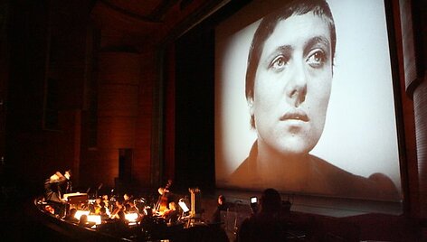 Pilna Nacionalinio operos ir baleto teatro salė ketvirtadienio vakarą stebėjo neįprastą reginį &ndash; muzikos ir kino sintezę &bdquo;Žanos d&lsquo;Ark aistra&ldquo;. Taip buvo atidarytas &scaron;ių metų Europos &scaron;alių kino forumas ,,Scanorama&rdquo;.