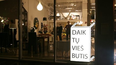 Dizaino galerijoje ir parduotuvėje „Daiktų viešbutis“ ketvirtadienį buvo pristatyti prancūziško dizaino kūriniai ir buvo siūloma paragauti tradicinio prancūzų maisto.