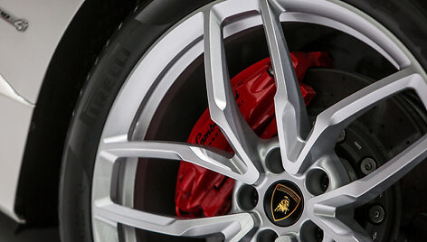 &bdquo;Lamborghini&ldquo; stendas Paryžiaus automobilių parodoje