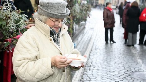 Vilniaus Pilies gatvėje LNK televizijos žvaigždės praeiviams siūlė nepraeiti pro šalį, paaukoti vargstantiems ir pasivaišinti Kalėdine sriuba.