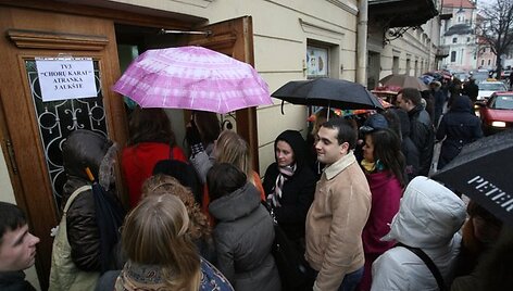 Sekmadienį į Vilniaus Klaipėdos gatvėje esančią Artūro Noviko džiazo studiją rinkosi būriai vilniečių, norinčių sudalyvauti TV3 televizijos projekte "Chorų karai". Čia atranką į savo chorą surengė Irena Staro&scaron;aitė.
