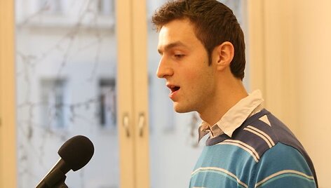 Sekmadienį į Vilniaus Klaipėdos gatvėje esančią Artūro Noviko džiazo studiją rinkosi būriai vilniečių, norinčių sudalyvauti TV3 televizijos projekte "Chorų karai". Čia atranką į savo chorą surengė Irena Staro&scaron;aitė.