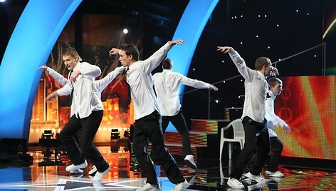 Paskutinįjį lapkričio sekmadienio vakarą vyko trečiasis TV3 projekto &bdquo;Lietuvos talentai&ldquo; pusfinalis. Vilniaus Ūkio banko teatro arenos scenoje pasirodė dar vienas dalyvių de&scaron;imtukas. Žiūrovai ir komisija į finalą i&scaron;siuntė vadinamuosius trikerius &bdquo;Kaprex&ldquo; ir breikerius &bdquo;Real time modify&ldquo; i&scaron; &Scaron;iaulių.