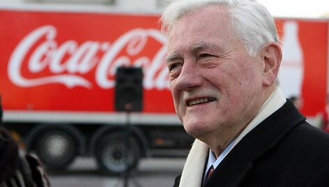 I&scaron; sostinės Rotu&scaron;ės aik&scaron;tės 10-us metus i&scaron; eilės pajudėjo Kalėdinis karavanas, kurį organizuoja Almos Adamkienės fondas ir &bdquo;Coca-Cola&ldquo;. &Scaron;iemet jis planuoja aplankyti 10 Lietuvos mokyklų.
