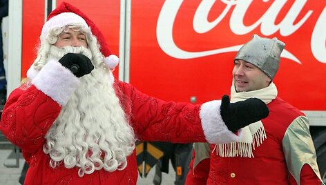 I&scaron; sostinės Rotu&scaron;ės aik&scaron;tės 10-us metus i&scaron; eilės pajudėjo Kalėdinis karavanas, kurį organizuoja Almos Adamkienės fondas ir &bdquo;Coca-Cola&ldquo;. &Scaron;iemet jis planuoja aplankyti 10 Lietuvos mokyklų.