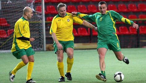 Aik&scaron;tėje i&scaron; kairės: sporto žurnalistai Romanas Bur&scaron;teinas, Virginijus Razmantas ir futbolo treneris Valdas Ivanauskas