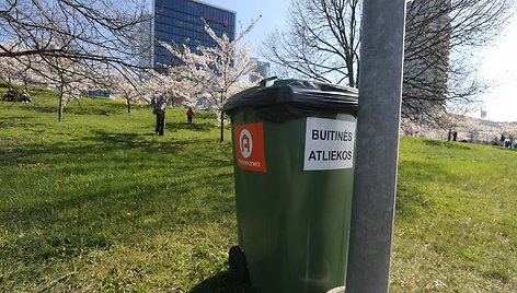 Prie sakurų pirmadienį šiukšlių kalnų nebebuvo