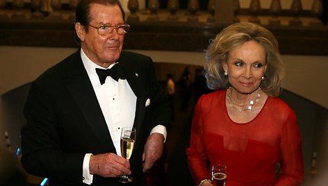 Legendinis aktorius Rogeris Moore'as su žmona Kristina