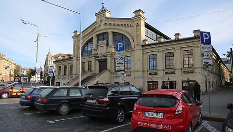 Automobilių stovėjimo vietos prie Halės turgaus