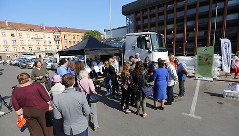 Nemokamo pieno dalijimo akcija prie Žemės ūkio ministerijos Vilniuje