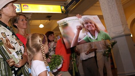 Živilę Balčiūnaitę oro uoste pasitiko būrys gerbėjų ir žurnalistų
