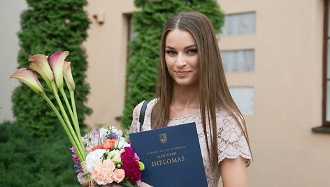 Linai Anušauskienei įteiktas magistro diplomas