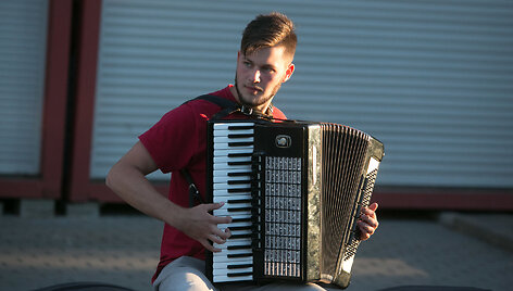 Gatvės muzikantas J.Basanavičiaus gatvėje Palangoje