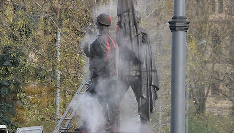 Žaliojo tilto skulptūros valymas