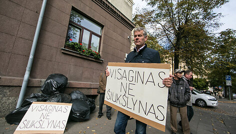 Visaginiečiai surengė piketą prie Aplinkos apsaugos ministerijos Vilniuje