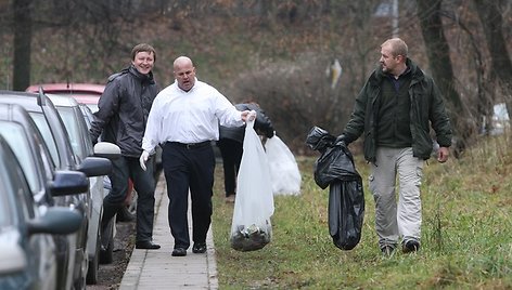 Ambasados darbuotojai rinko šiukšles