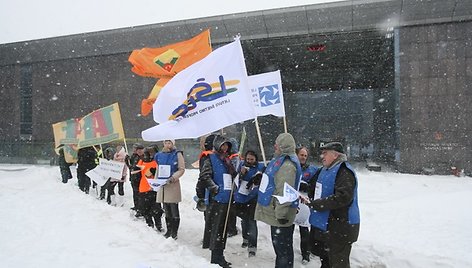 Aktyvistai rinkosi prie Vilniaus savivaldybės.