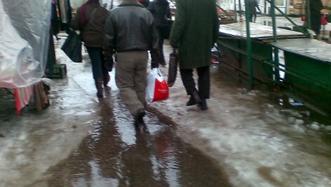 Kalvarijų turguje pirkėjai braido po balas
