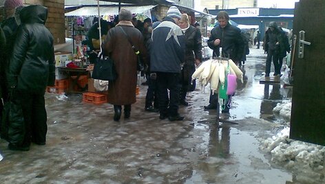 Kalvarijų turguje pirkėjai braido po balas