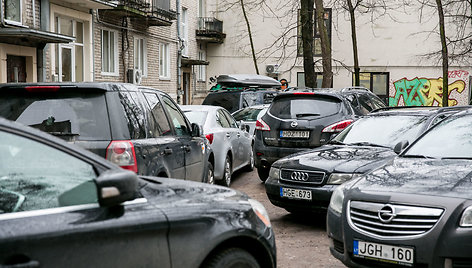 Automobiliai Islandijos gatvės kieme