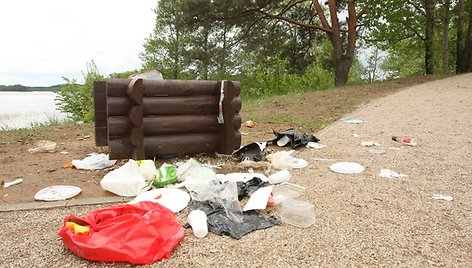 Stovėjimo aikštelė nusėta šiukšlėmis