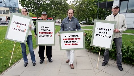 Dailiai užra&scaron;ytais ne&scaron;ini Žirmūnų gyventojai surengė piketą prie&scaron;, jų manymu, neteisėtą pramoninę gamyklą gyvenamajame rajone.
