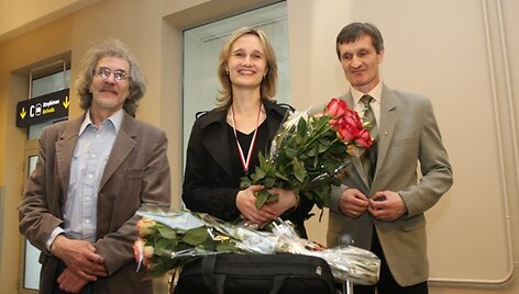 Viktorija Čmilytė su treneriais Gediminu Rasteniu (kairėje) ir Viktoru Čmiliu