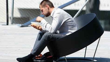 Pasimėgauti saulės spinduliais, suvalgyti sumu&scaron;tinių ar ledų vilniečiai vis mieliau renkasi į &bdquo;Swedbank&ldquo; terasą