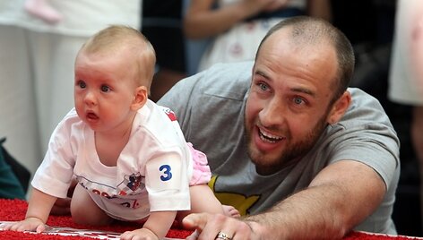 Mažieji varžybų dalyviai ropodami keturiomis turėjo įveikti 5 metrų distanciją