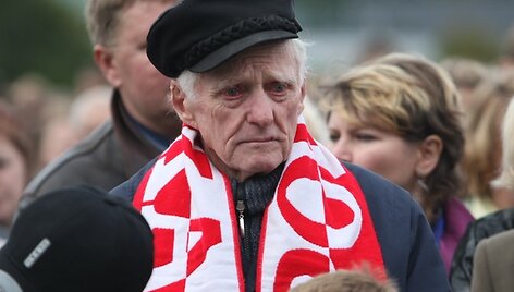 Lenkų protesto mitingas prie Lietuvos respublikos Seimo
