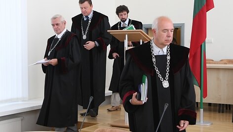 Auk&scaron;čiausiasis Teismas su prokuroru ir abiejų &scaron;alių advokatais sprendžia, ką daryti su garsiąja pedofilijos byla.
