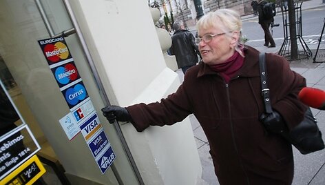 Žmonės laukia eilėje prie &bdquo;Snoro&ldquo; banko Gedimino prospekte.