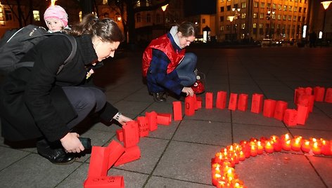 Žvakės V.Kudirkos aikštėje degė kovos su AIDS dienos proga.