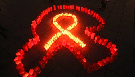 Žvakės V.Kudirkos aikštėje degė kovos su AIDS dienos proga.