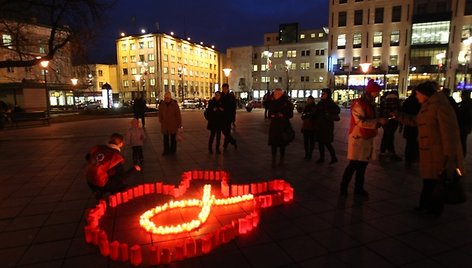 Žvakės V.Kudirkos aikštėje degė kovos su AIDS dienos proga.