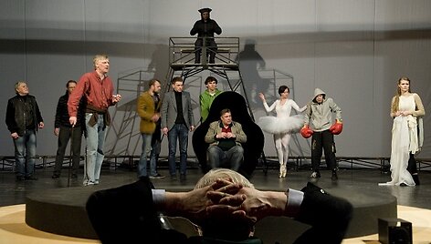 Scena i&scaron; spektaklio &bdquo;Tas, kuris gauna antausius&ldquo;