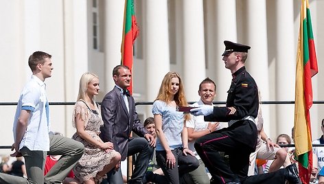 „Aš myliu Lietuvą“ dalyviai priima Lietuvos vėliavą