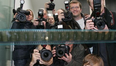 Vie&scaron;ų asmenų privatumo riba Lietuvoje ai&scaron;kiai neapibrėžta, todėl žiniasklaida pati sprendžia, kuriuos asmeninio politiko gyvenimo aspektus vie&scaron;inti.